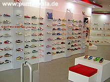 Neben Puma Sneakers gibts auch edle Schurobe wie Manolo Blahnik...